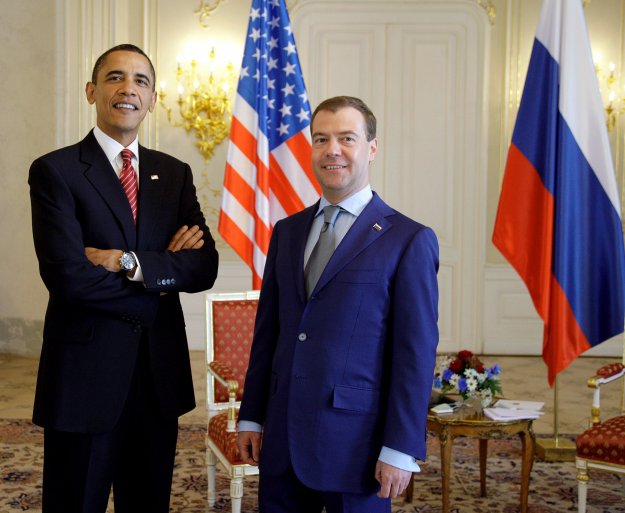 Барак Обама и Дмитрий Медведев смотрят н картину Кирилла Киселева "Ярмарка на льду Москвы-реки"